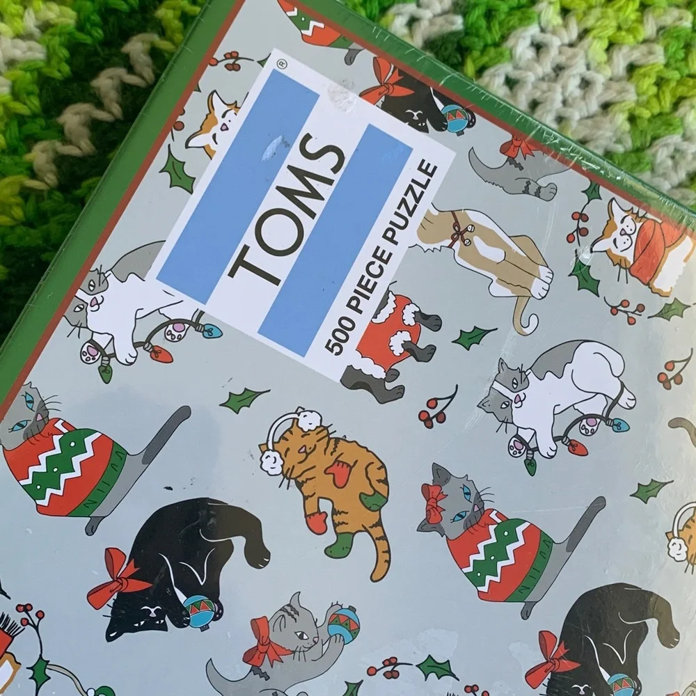 TOMS Festive Cat Puzzle - 500 Pieces - Green and Red - SEALED box